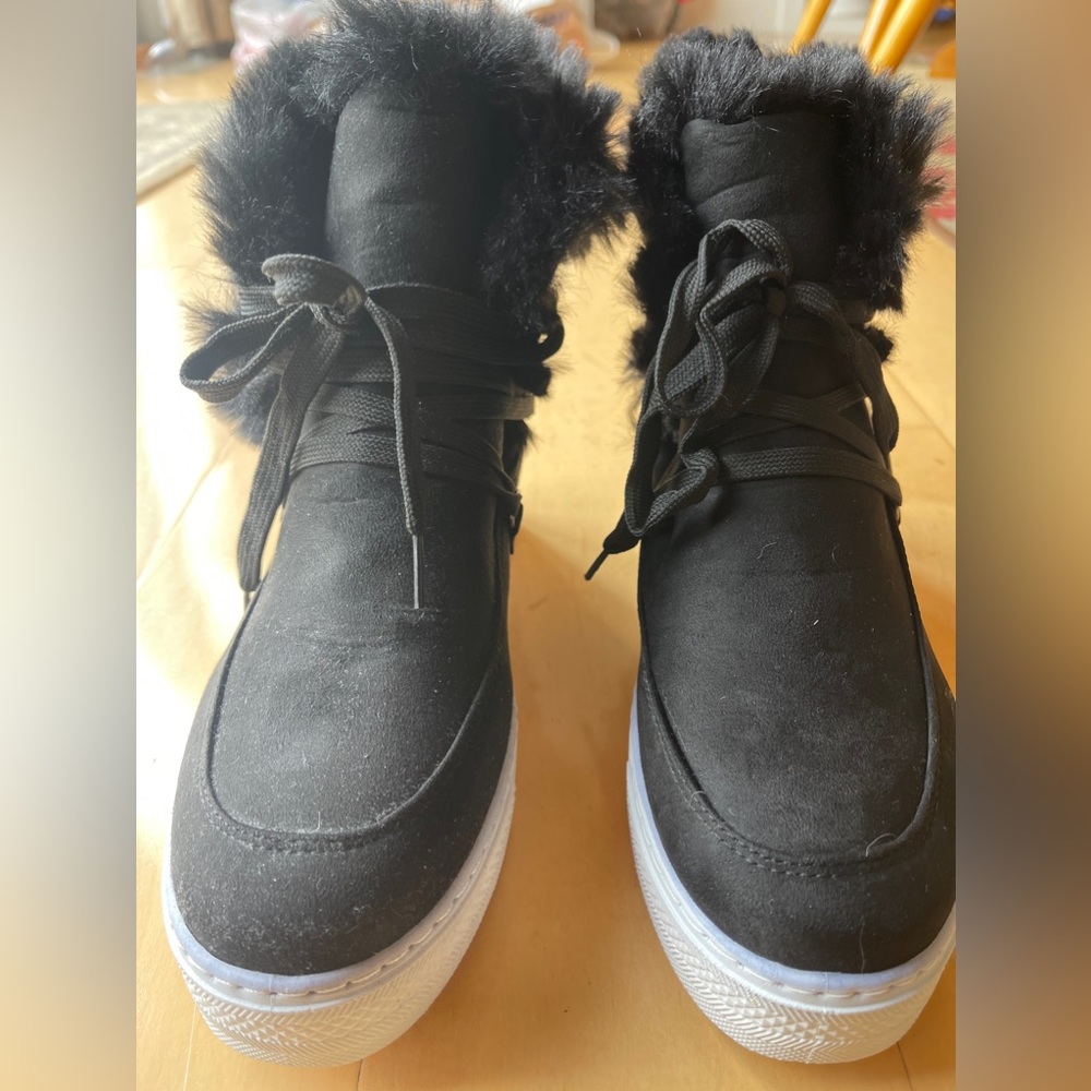 New in box Bamboo size 9 black fur-lined booties with white soles